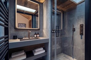 Dusche, Haartrockner, Handtücher