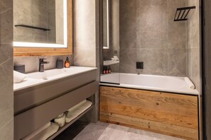 Een douche, een haardroger, handdoeken