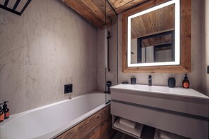 Douche, sèche-cheveux, serviettes fournies