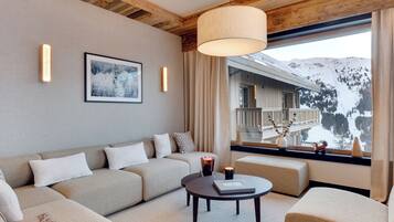 Televisión y chimenea