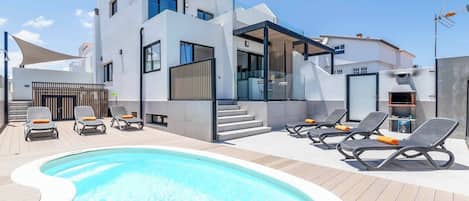 Lämmitetty uima-allas