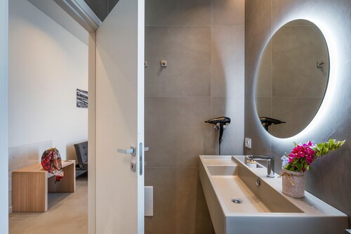 Villa wih heated pool, wellness, 400 metres to the sea