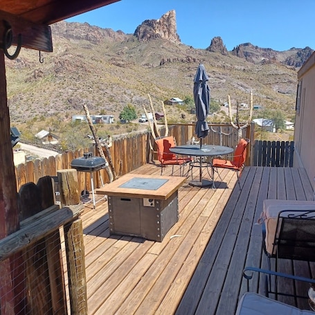 屋外ダイニングエリア. Charming 2-bedroom house with AC, WiFi in welcoming Oatman