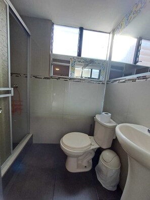 Douche, sĂšche-cheveux, serviettes fournies, savon