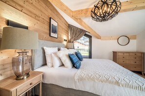 4 slaapkamers, een strijkplank/strijkijzer, beddengoed