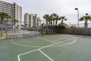 Condo, várias camas (Windward Pointe 1002) | Campo esportivo