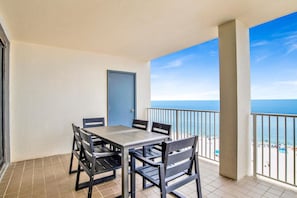 LÀgenhet - flera sÀngar (Windward Pointe 1002) | Restaurang utomhus