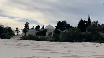 Plage à proximité, chaises longues