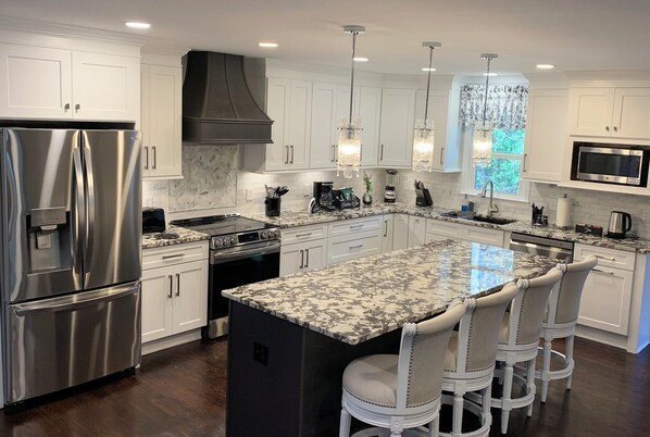 Refrigerador, microondas, horno y parrilla de estufa 