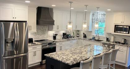 Travelers Rest Treasure Pets Welcome Sleeps 8 - 3 Bedroom 2 Bath 2 King 2 Queen