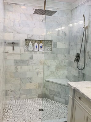 Ducha, secador de pelo, toallas, jabón