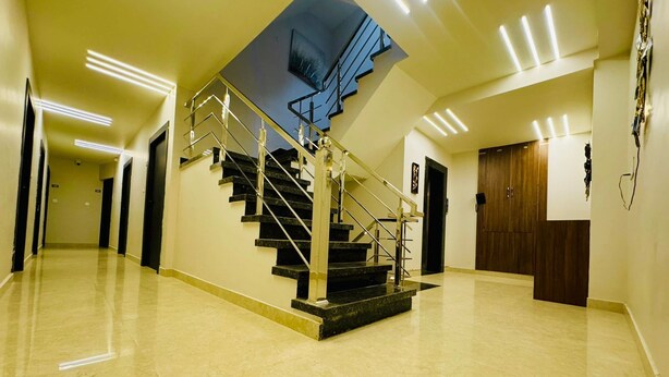 Ein modernes Interieur mit einer zentralen Treppe, poliertem Boden und einem Oberlicht.