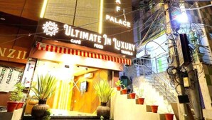 Ein Gebäude mit einem Schild, das „Ultimate in Luxury“ und „Najaf Palace“ anzeigt.
