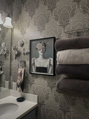 SĂšche-cheveux, serviettes fournies, papier toilette