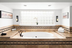 Dusche, Whirlpool, Haartrockner, Handtücher