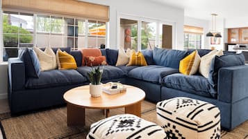 Téléviseur connecté, foyer, jeux vidéo, table de baby-foot