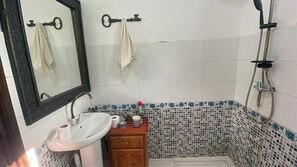 Séchoir à cheveux, serviettes fournies, savon, papier de toilette