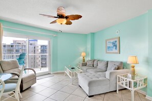 Huoneisto, 1 keskisuuri parisänky ja vuodesohva (Tradewinds 708) | Oleskelualue