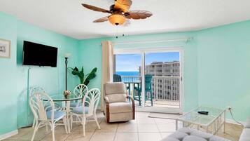 公寓客房, 1 張加大雙人床和 1 張沙發床 (Tradewinds 708) | 起居區