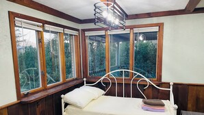 3 bedrooms, iron/ironing board, free WiFi, bed sheets - Near Canton 3-bedroom house in  Louisville with WiFi, patio  (Louisville)