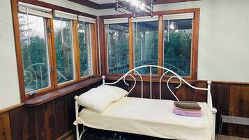 3 slaapkamers, een strijkplank/strijkijzer, gratis wifi, beddengoed