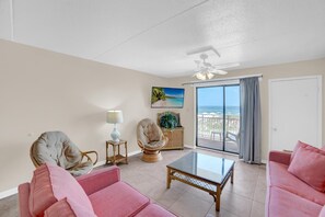 Condo, 1 giường cỡ queen và sofa giường (Sugar Beach 140) | Khu phòng khách