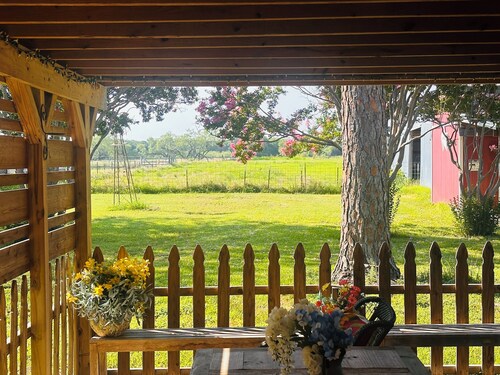 Charming Farmhouse Getaway with Nature & Family Fun in Corsicana, TX