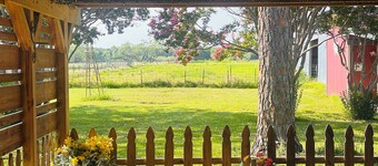 Charming Farmhouse Getaway with Nature & Family Fun in Corsicana, TX