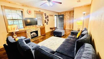 TV connectée, cheminée, écrans d'ordinateur