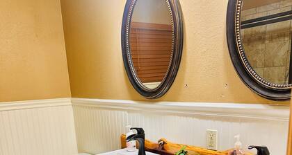 Charming Farmhouse Getaway with Nature & Family Fun in Corsicana, TX