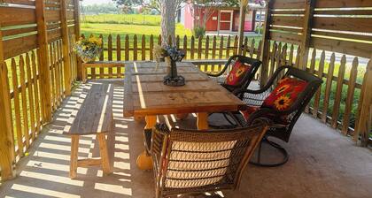Charming Farmhouse Getaway with Nature & Family Fun in Corsicana, TX
