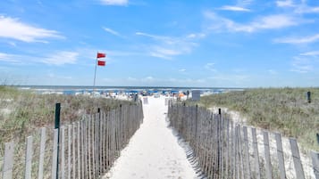 Condo, varias camas (Sugar Beach 233) | Playa | En la playa