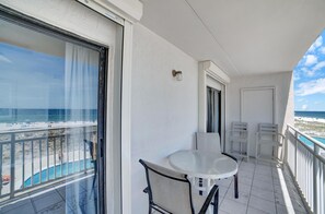 Appart'hôtel, plusieurs lits (Sugar Beach 246) | Restauration extérieure