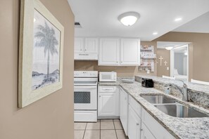 Condo, nhiều giường (Sugar Beach 257) | Bếp riêng | Lò nướng 
