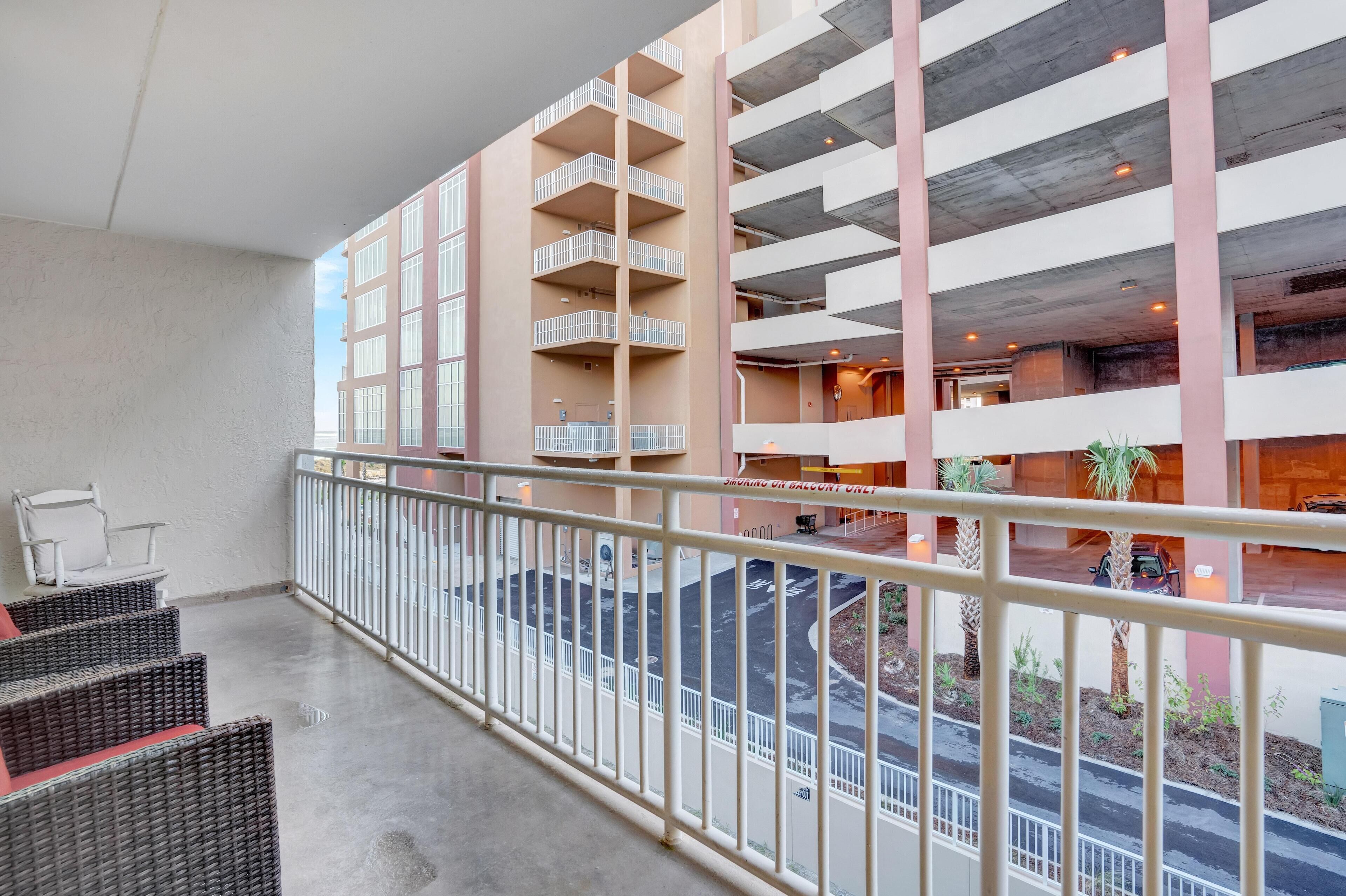 Eine mehrstöckige Tiefgarage mit einem Balkon mit Blick auf den Parkbereich.