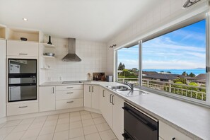 Kühlschrank, Mikrowelle, Geschirrspüler, Toaster