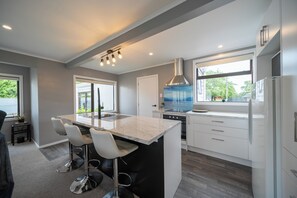 Kjøleskap, mikrobølgeovn, oppvaskmaskin og brødrister