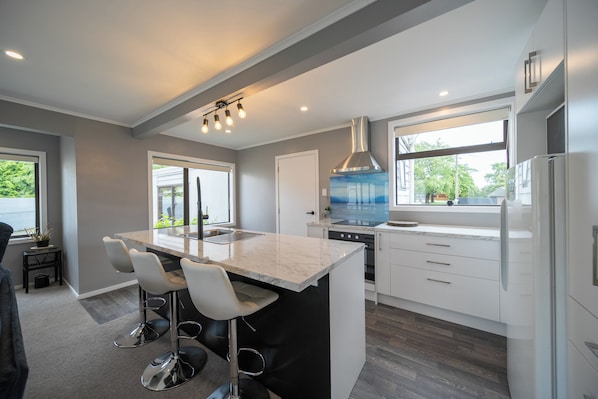 Fridge, microwave, dishwasher, toaster - Ferg Escape - Te Anau Holiday Home (Te Anau)