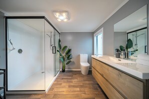 Shower - Ferg Escape - Te Anau Holiday Home (Te Anau)