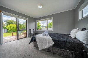 4 bedrooms, iron/ironing board, WiFi - Ferg Escape - Te Anau Holiday Home (Te Anau)