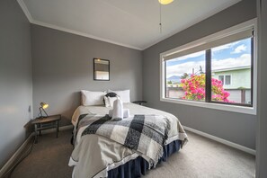 4 bedrooms, iron/ironing board, WiFi - Ferg Escape - Te Anau Holiday Home (Te Anau)
