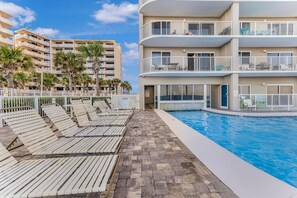 公寓式客房, 1 张特大床和 1 张沙发床 (Tradewinds 1305) | 泳池 | 恒温泳池