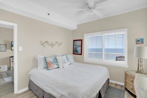 Condo, 1 King Bed with Sofa bed (Tradewinds 1305)