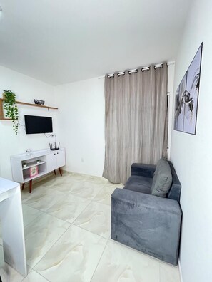 Apartamento, várias camas, cozinha | Área de estar | Smart TV 32 polegadas com canais digitais