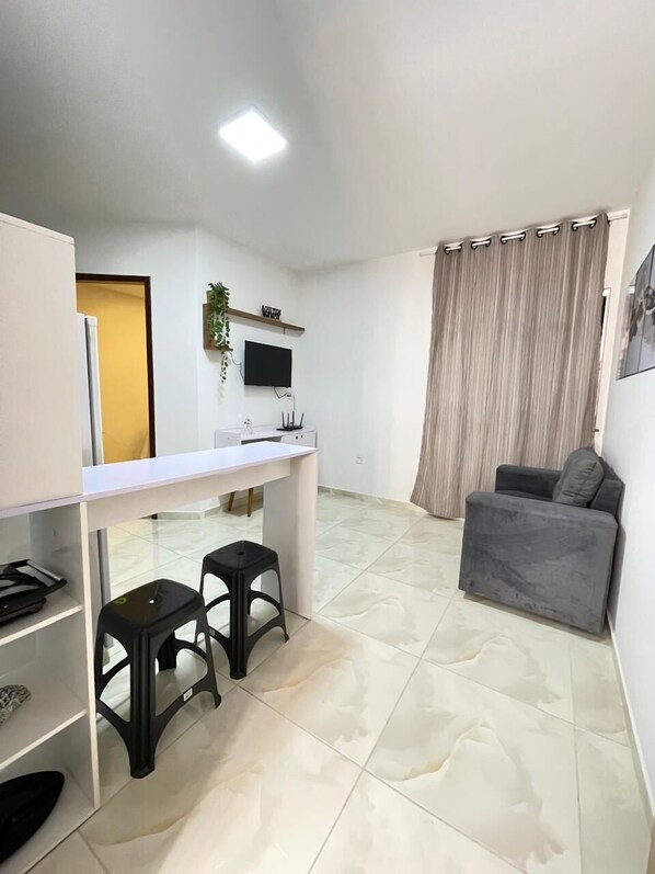 Apartamento, várias camas, cozinha | Área de estar | Smart TV 32 polegadas com canais digitais