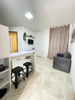 Apartamento, varias camas, cocina | Zona de estar | Smart TV de 32 pulgadas con canales digitales
