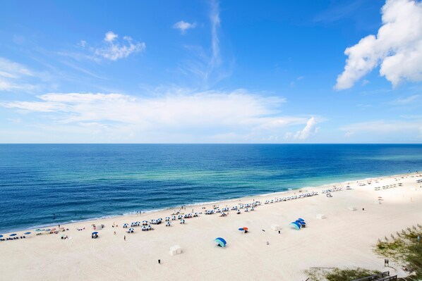 Appartement, 1 queensize bed met slaapbank (Tradewinds 1102) | Strand | Accommodatie ligt op het strand