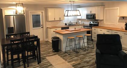 Close to Lake G’VILLE 3-BR house with AC, BOAT BARN-24’x48’, WiFi in Albertville