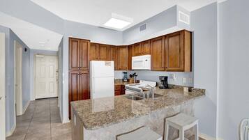 Condo, varias camas (Tidewater 702) | Cocina privada | Horno y tostadora