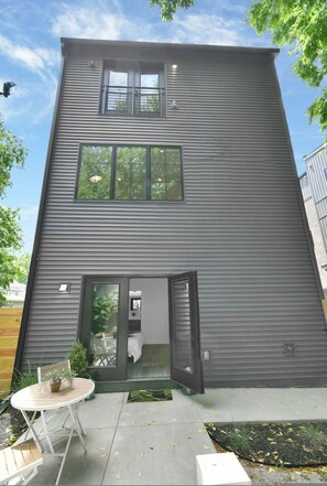 4 bedrooms - Stylish Getaway -columbus-3 Bedroom Masterpiece (Columbus)